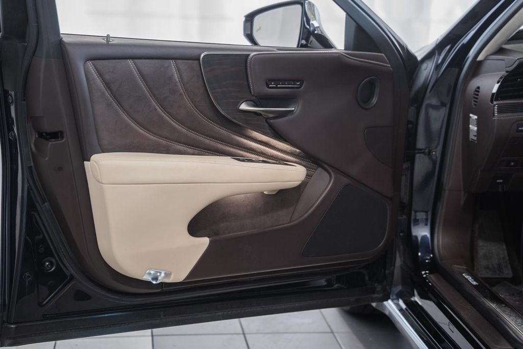 Used 2019 Lexus LS 500h w/ Luxury Package image 39