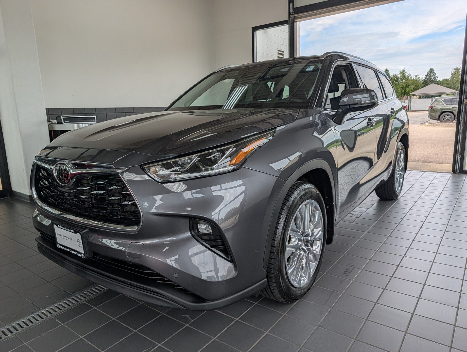 Used 2023 Toyota Highlander Limited AWD/4WD image 6
