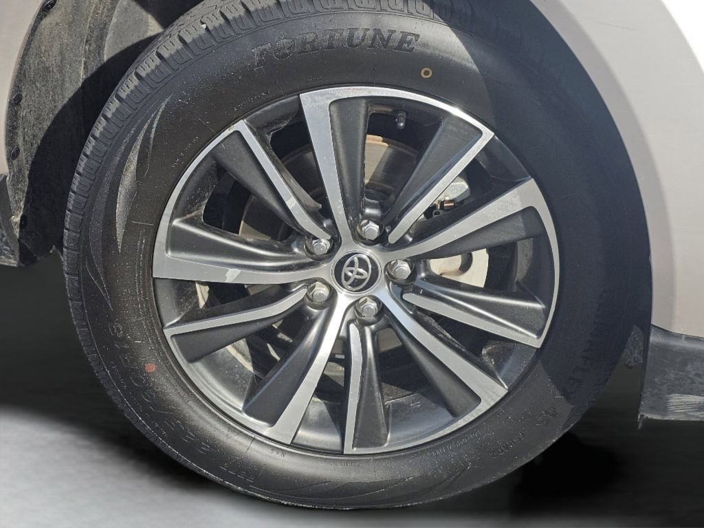 Used 2024 Toyota Venza LE image 16