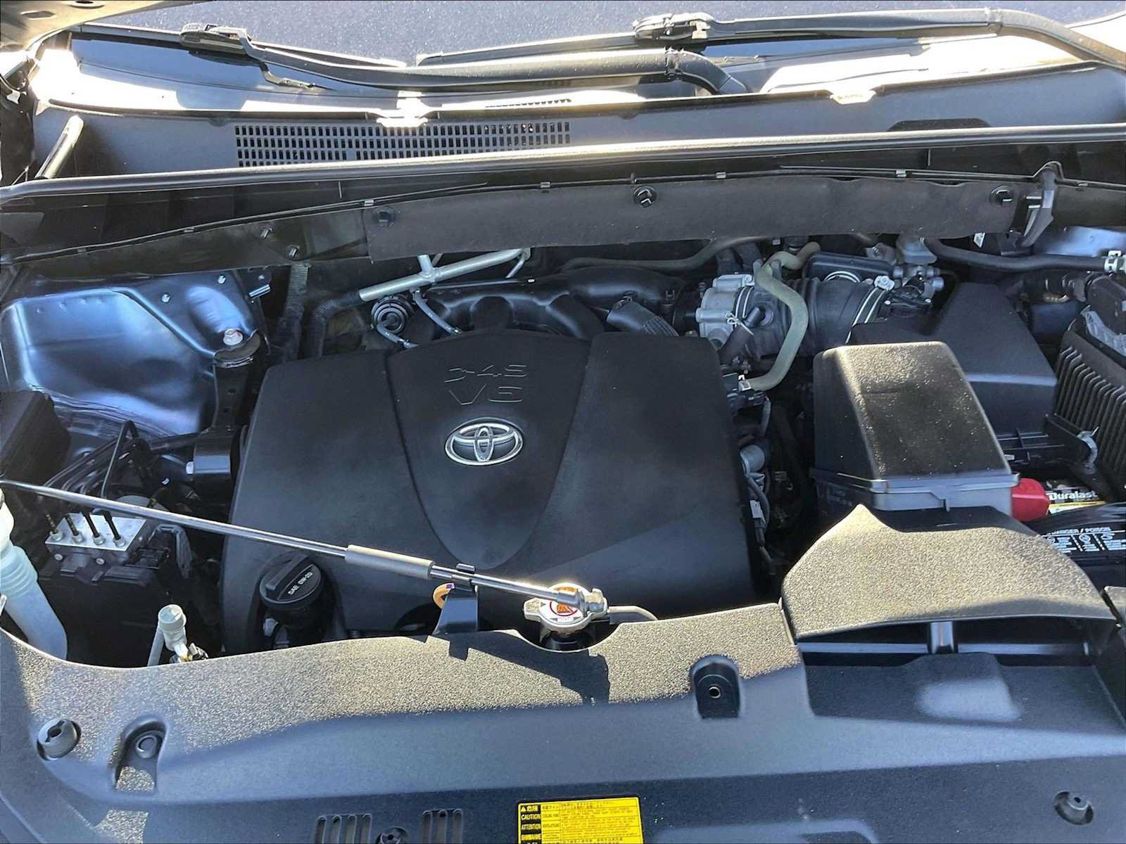 Used 2018 Toyota Highlander Plus w/ Carpet Mat Package (TMS) FWD image 14