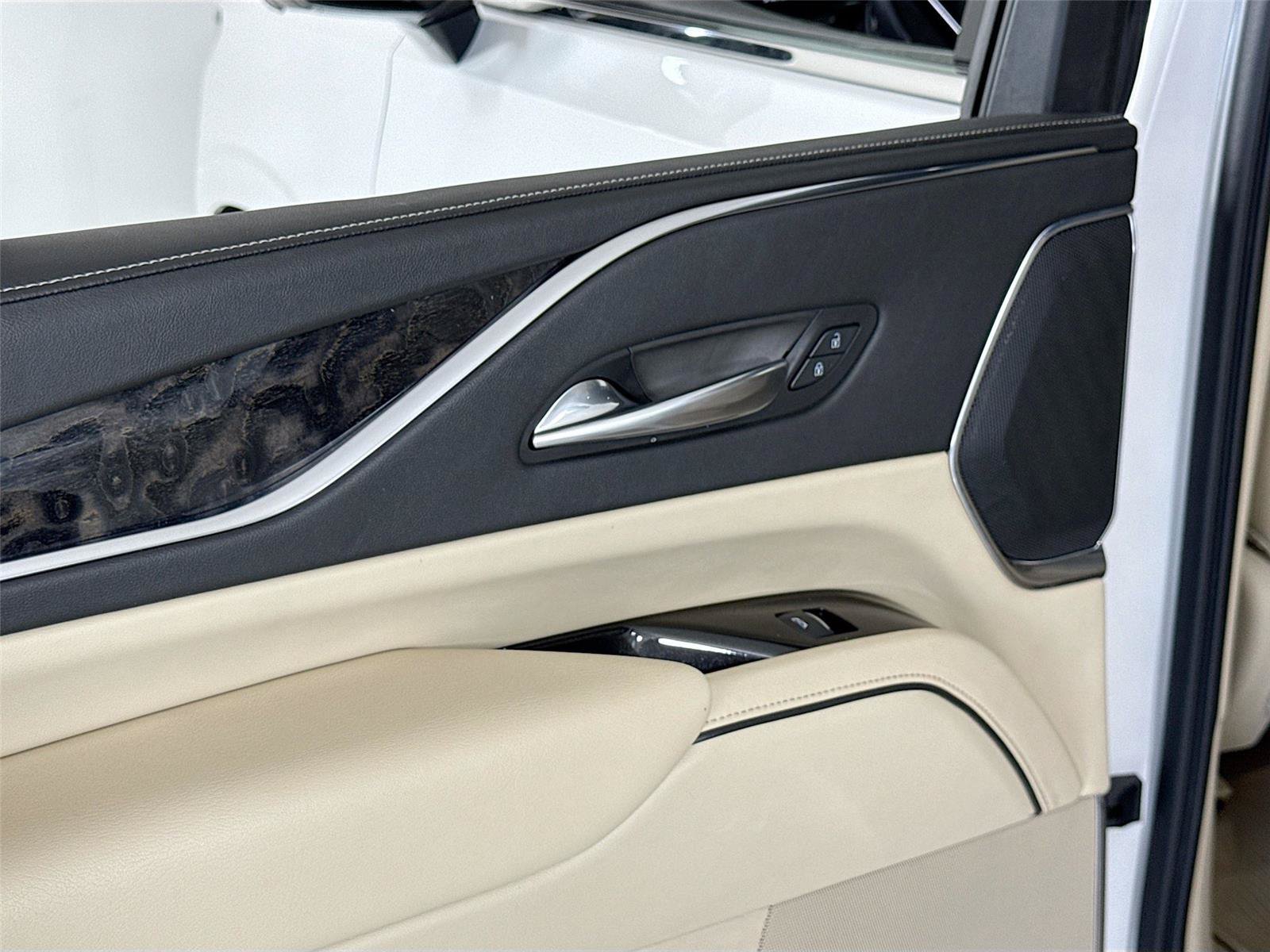 Used 2021 Cadillac Escalade Premium Luxury AWD/4WD image 28