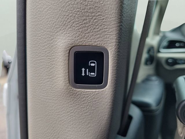 Used 2022 Chrysler Pacifica Touring-L image 15