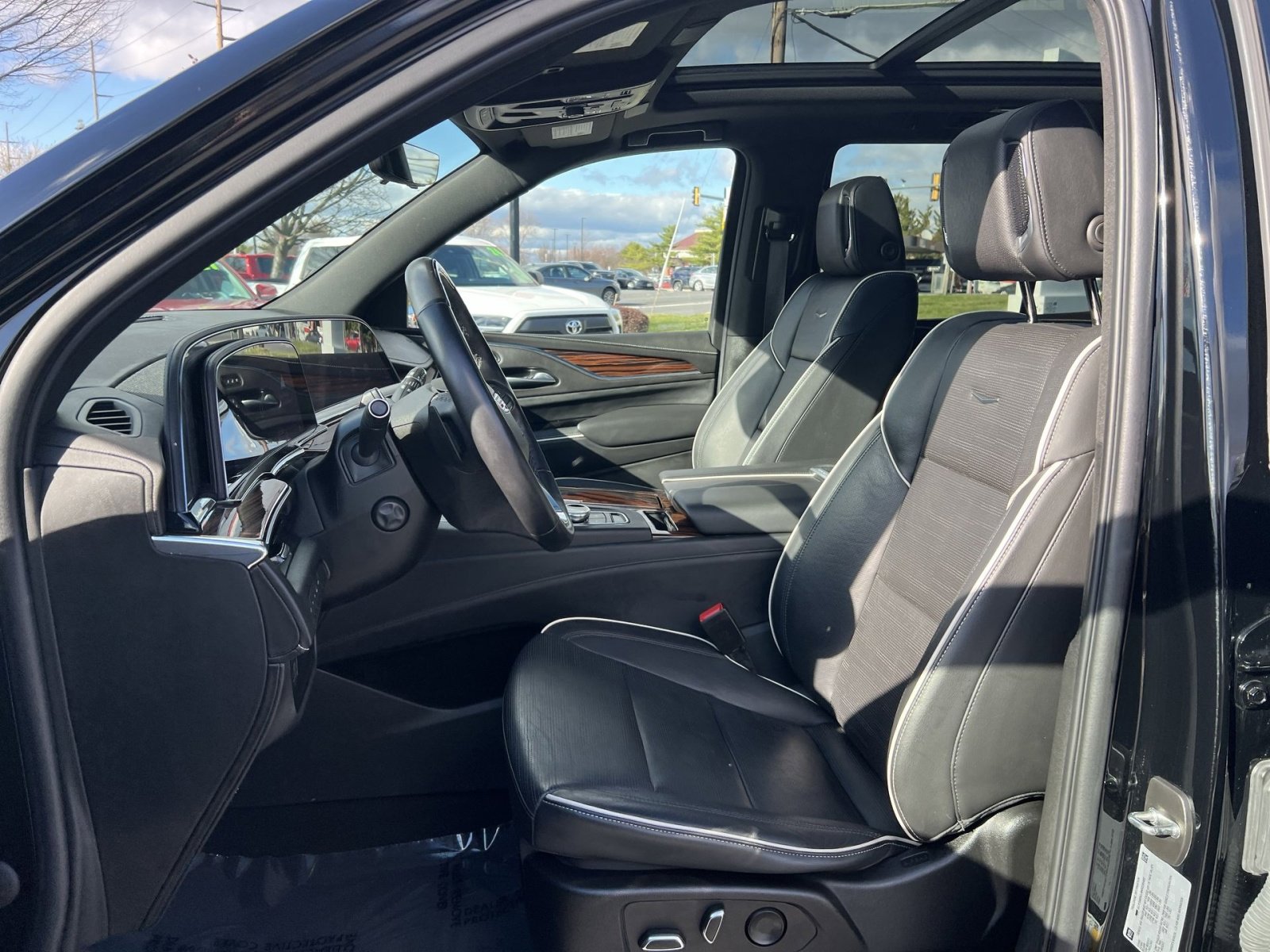 Used 2022 Cadillac Escalade Premium Luxury image 13