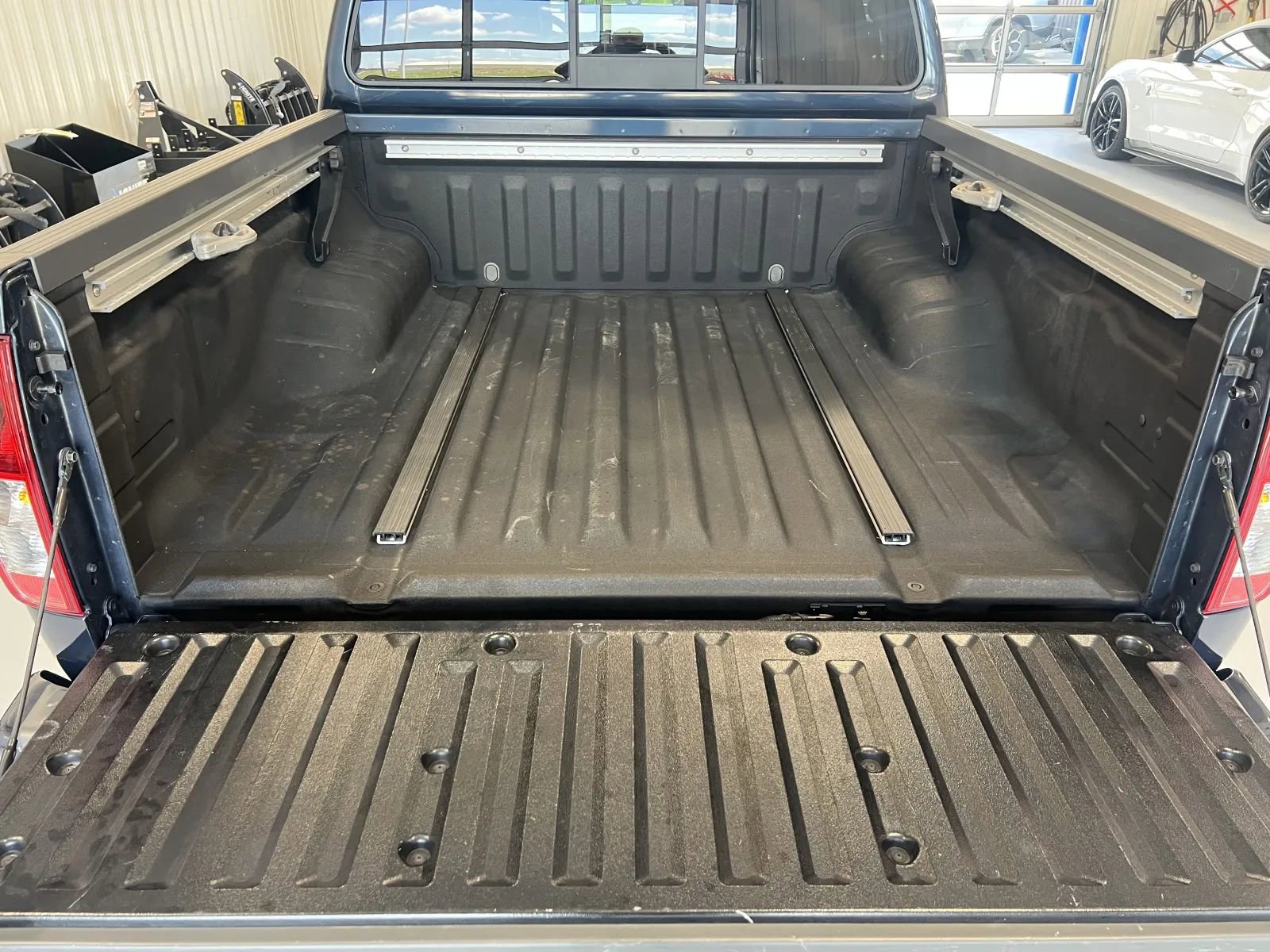 Used 2021 Nissan Frontier PRO-4X w/ Pro-4x Utility Package AWD/4WD image 19
