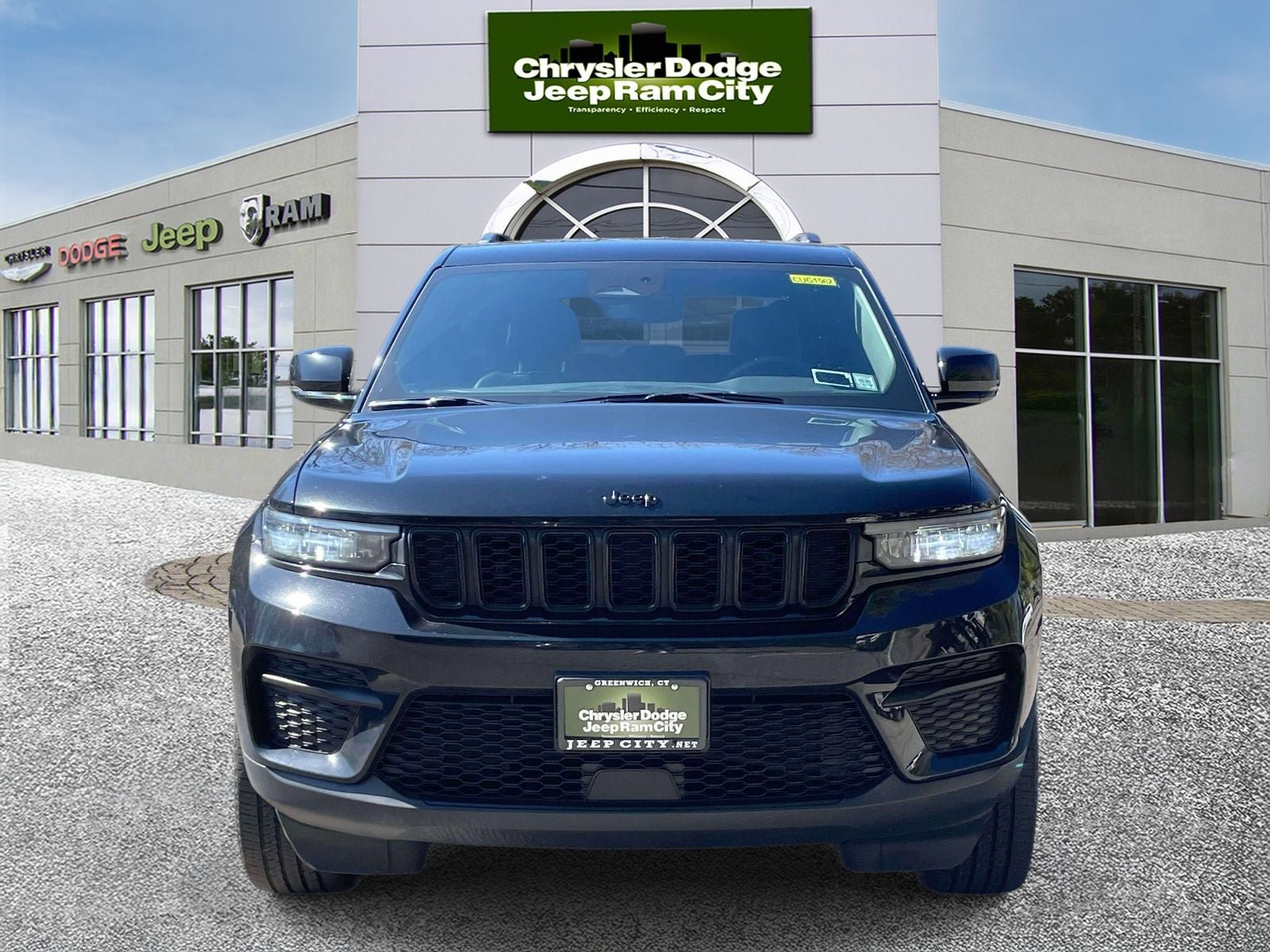 Used 2023 Jeep Grand Cherokee Altitude AWD/4WD image 2