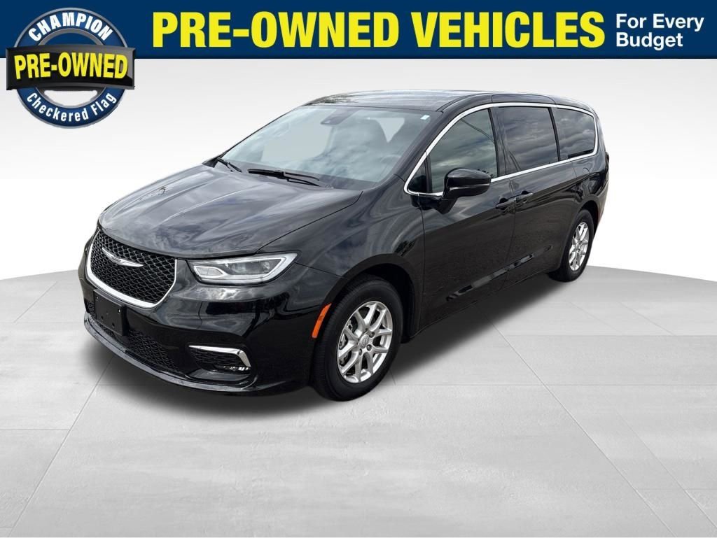 Used 2025 Chrysler Pacifica Select FWD image 1