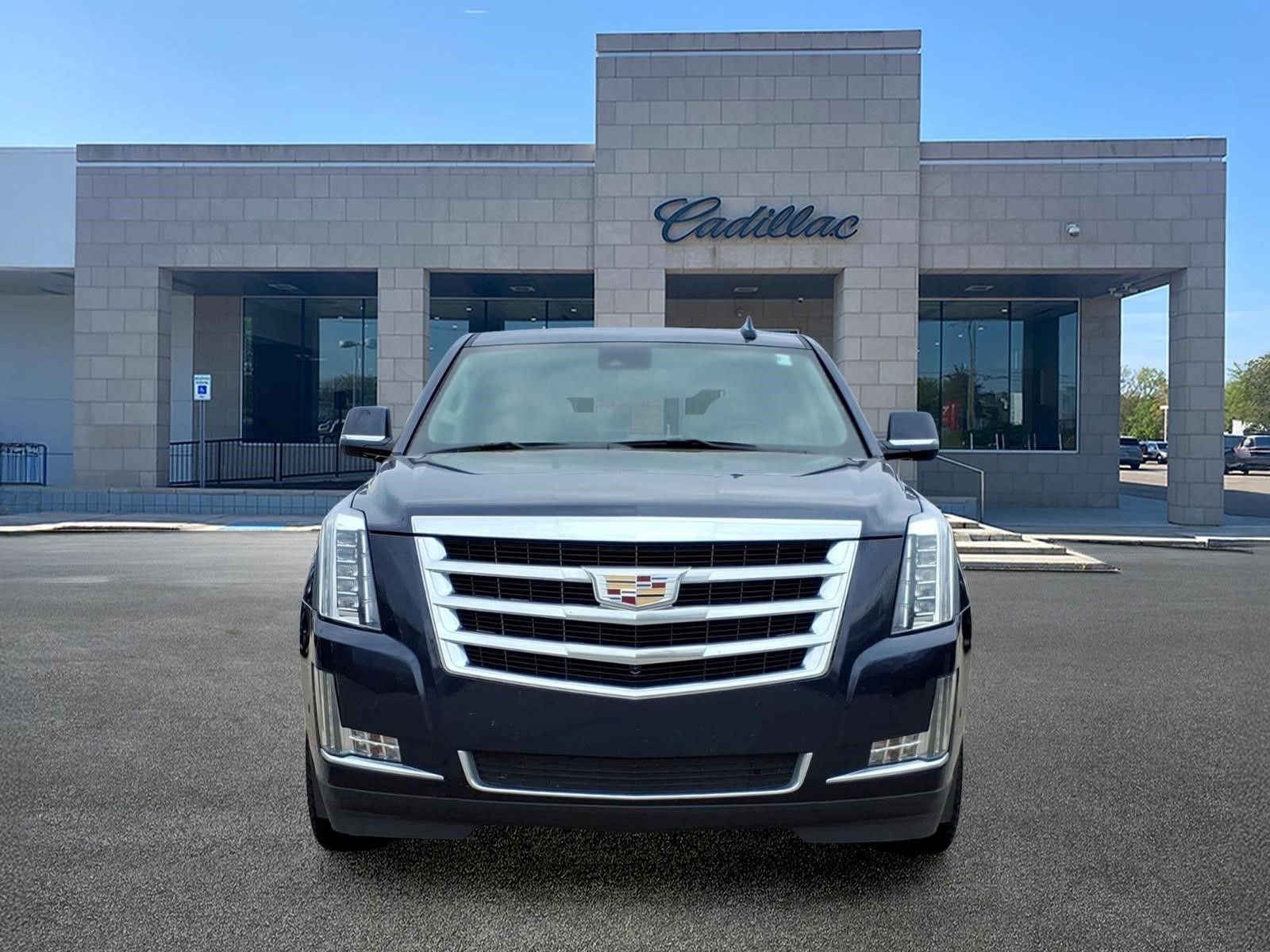 Used 2020 Cadillac Escalade Luxury AWD/4WD image 2
