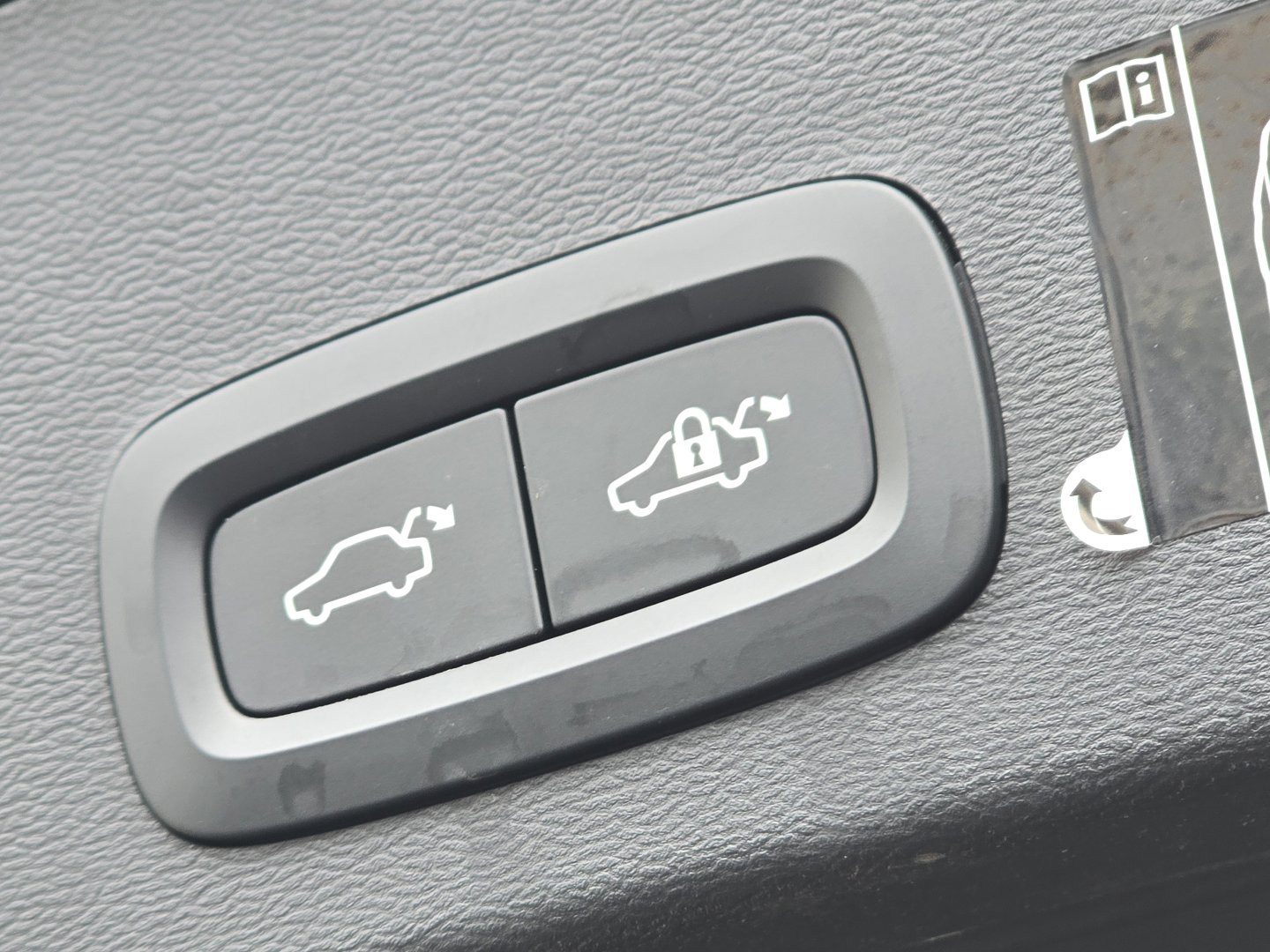 Used 2021 Volvo XC40 T5 Momentum w/ Premium Package image 23