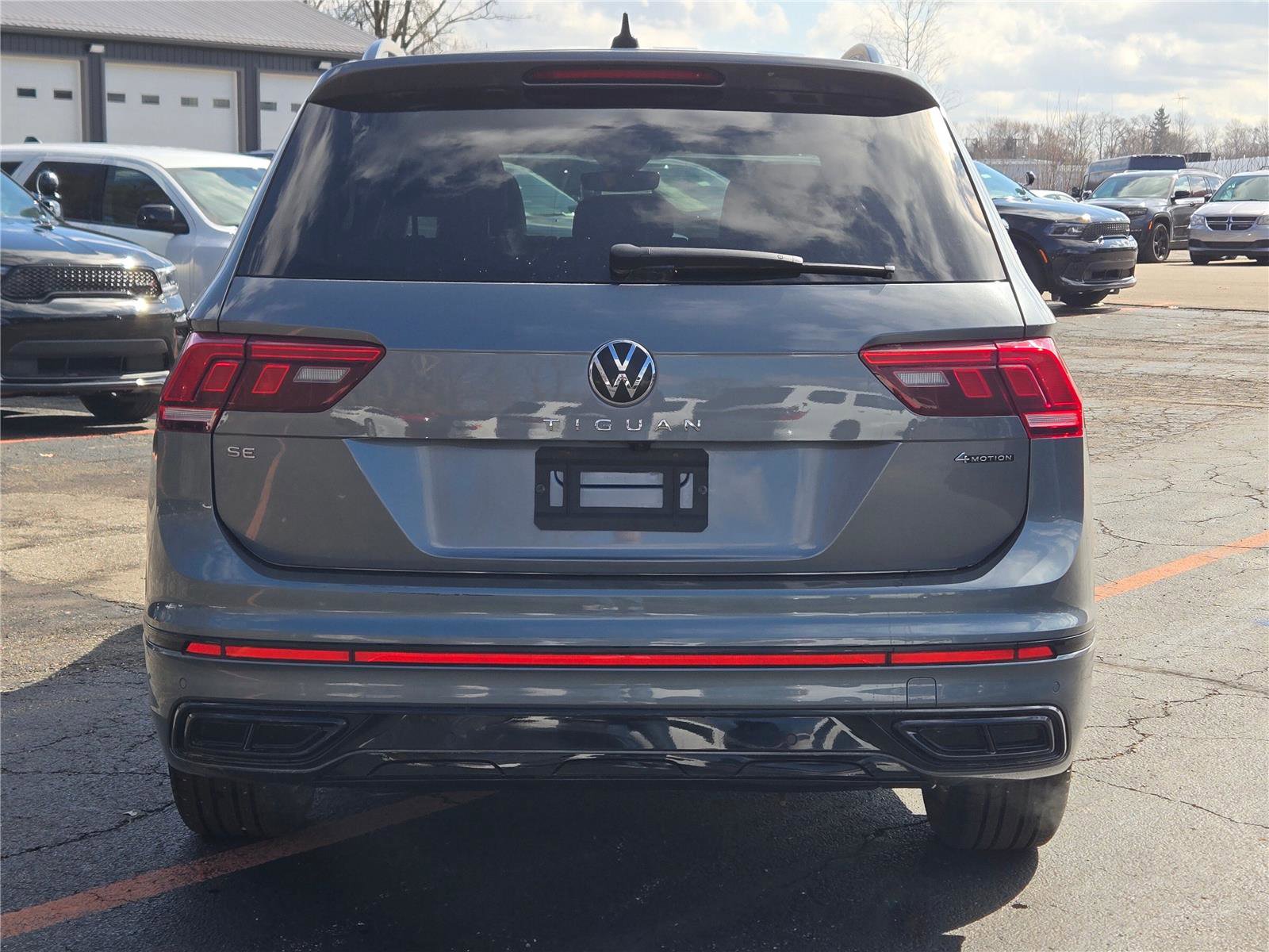 Used 2022 Volkswagen Tiguan SE R-Line image 11