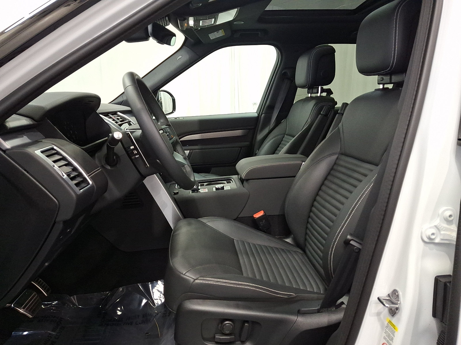 Certified 2025 Land Rover Discovery Dynamic SE AWD/4WD image 13