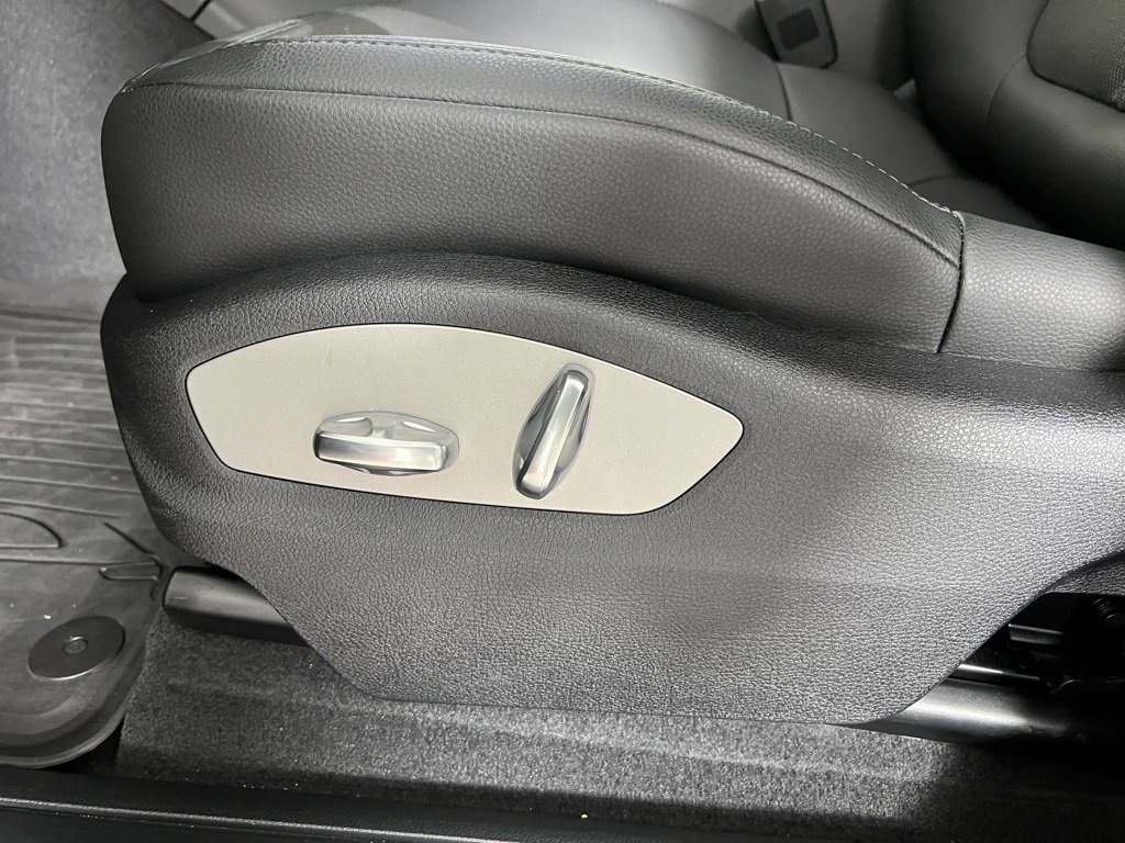 Used 2025 Porsche Macan image 27