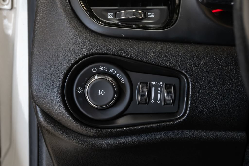Used 2019 Jeep Renegade Altitude w/ Quick Order Package 2XM AWD/4WD image 12