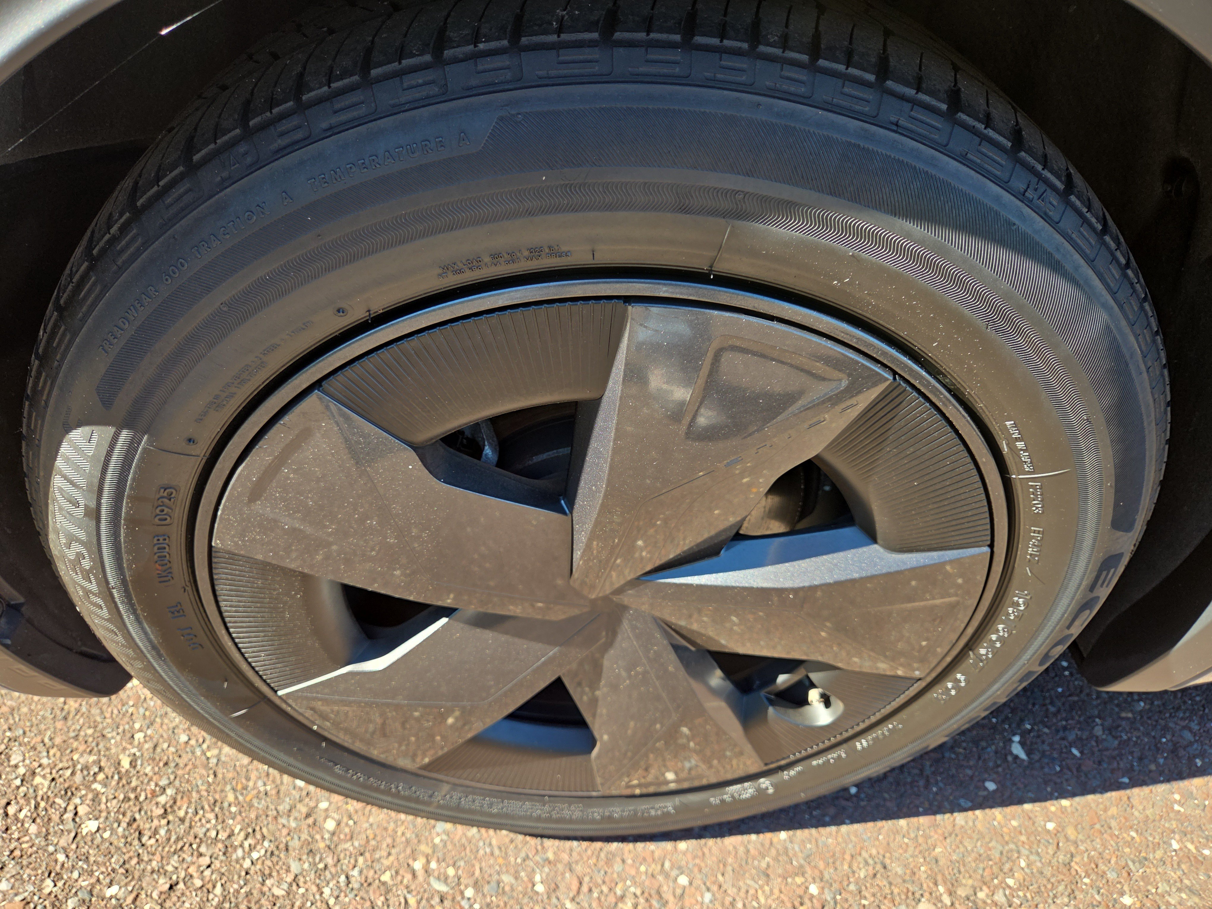 Certified 2025 Toyota Prius LE FWD image 10
