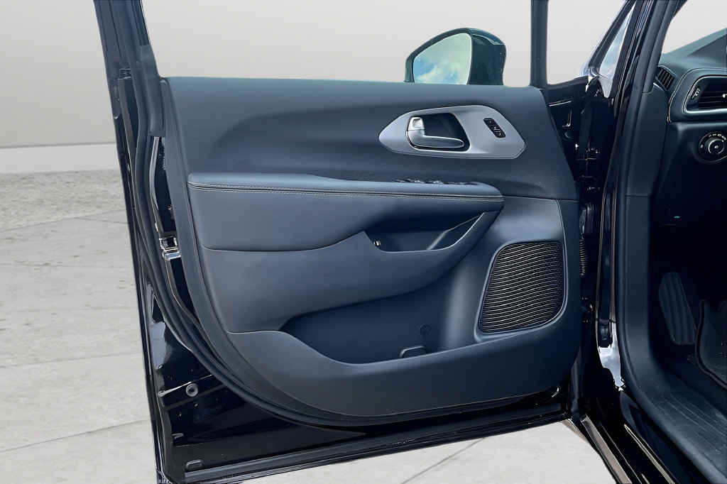 New 2025 Chrysler Pacifica Premium FWD image 12