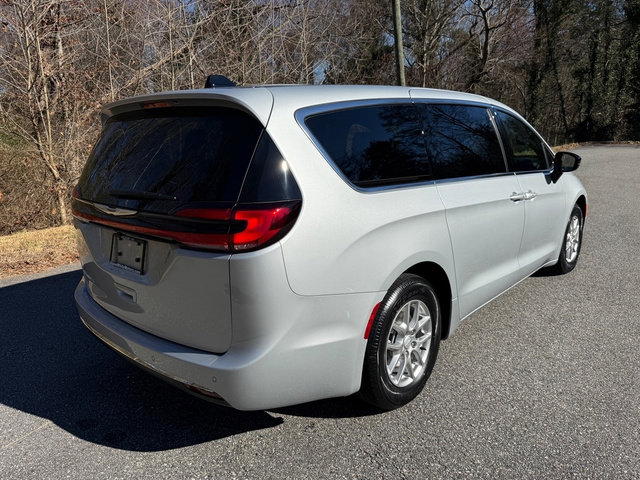 New 2026 Chrysler Pacifica Select image 7