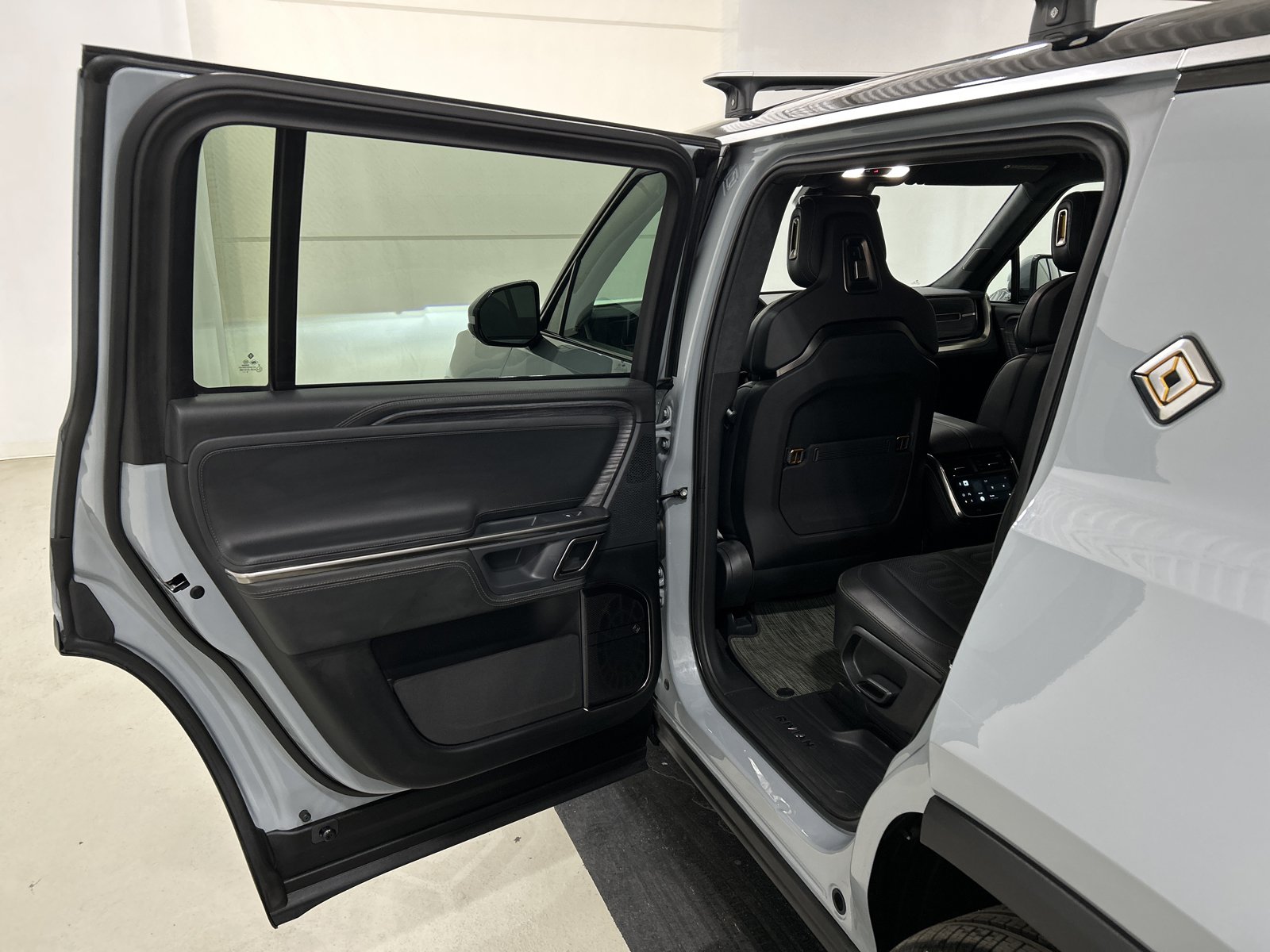 Used 2024 Rivian R1S Adventure AWD/4WD image 17