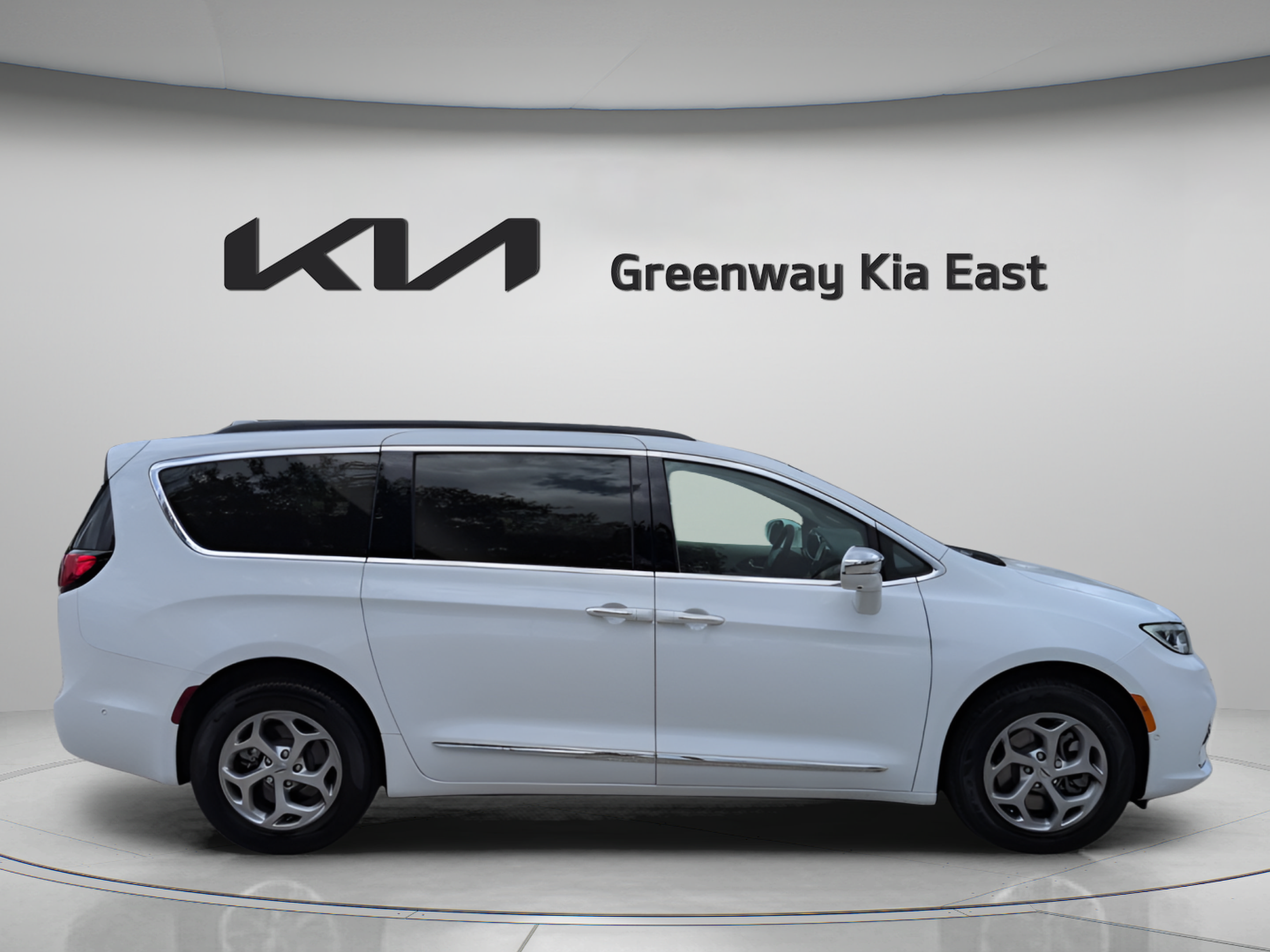 Used 2022 Chrysler Pacifica Limited AWD/4WD image 5