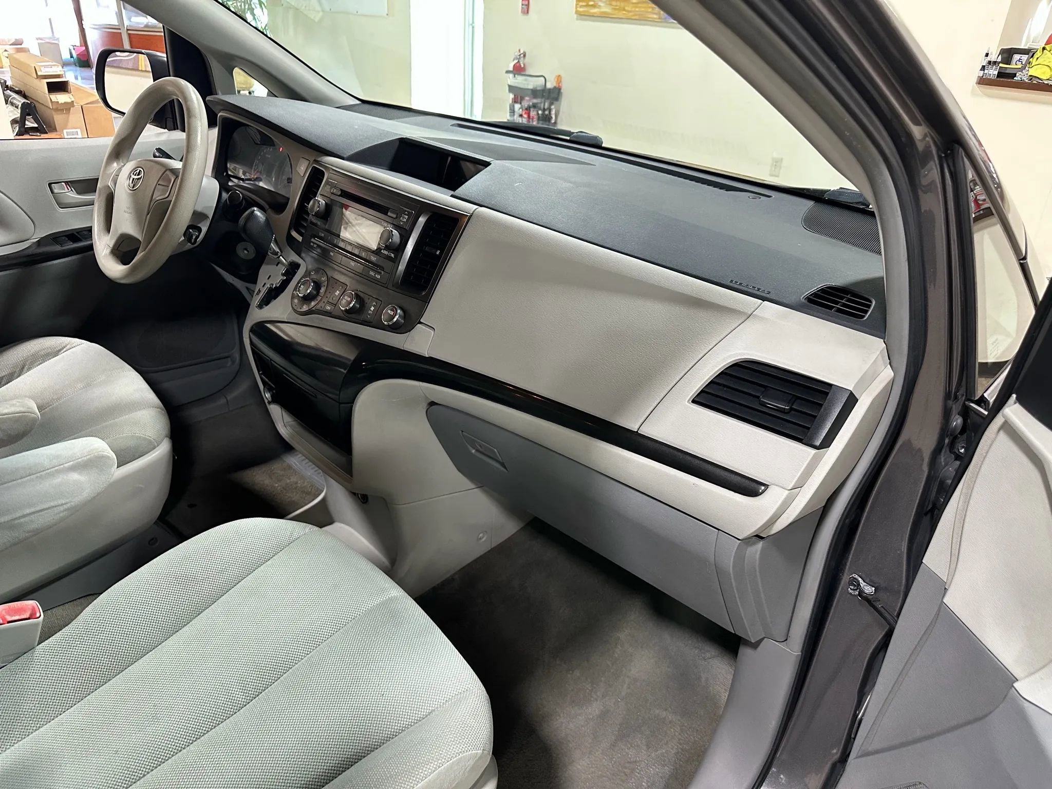 Used 2012 Toyota Sienna image 31
