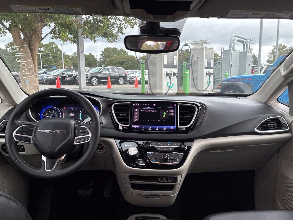 Used 2024 Chrysler Pacifica Touring-L FWD image 19