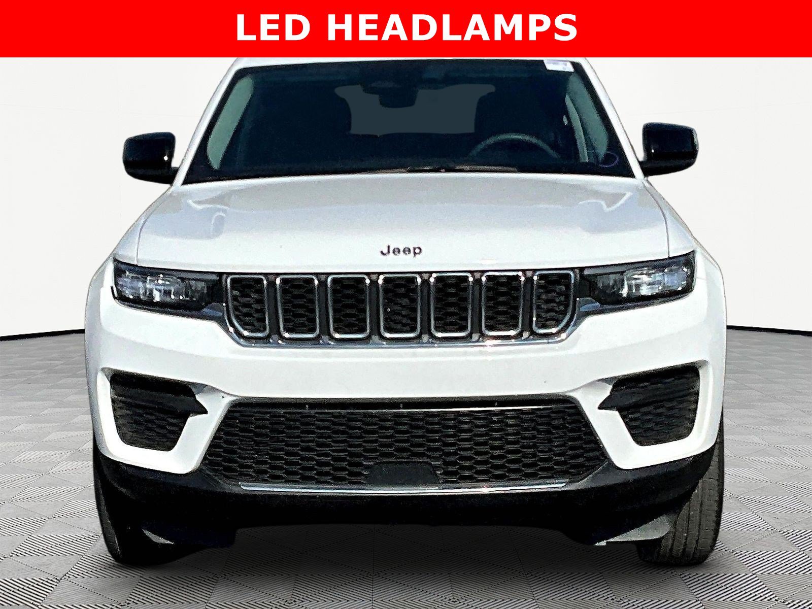 Used 2023 Jeep Grand Cherokee Laredo AWD/4WD image 2