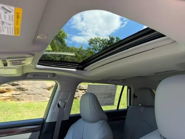 New 2026 Toyota Highlander Limited AWD/4WD image 10
