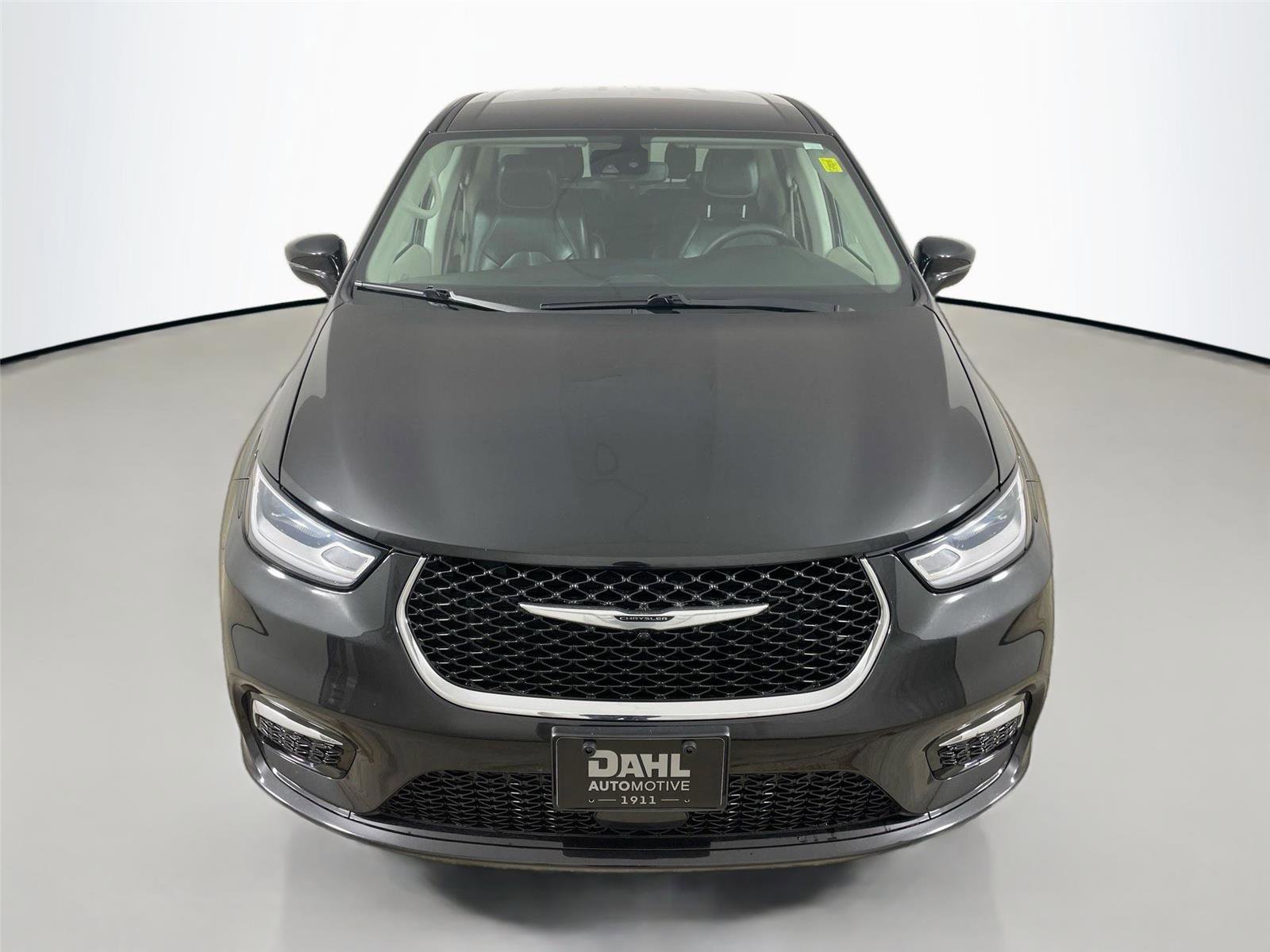 Used 2024 Chrysler Pacifica Touring-L image 2