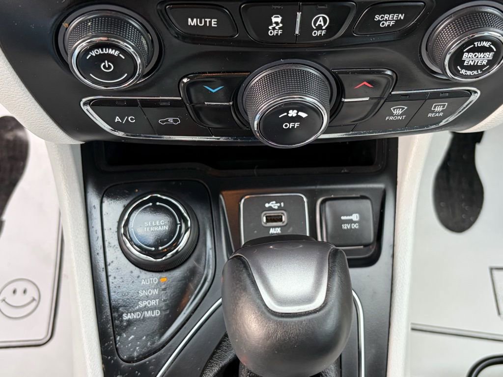 Used 2021 Jeep Cherokee Latitude Plus image 18