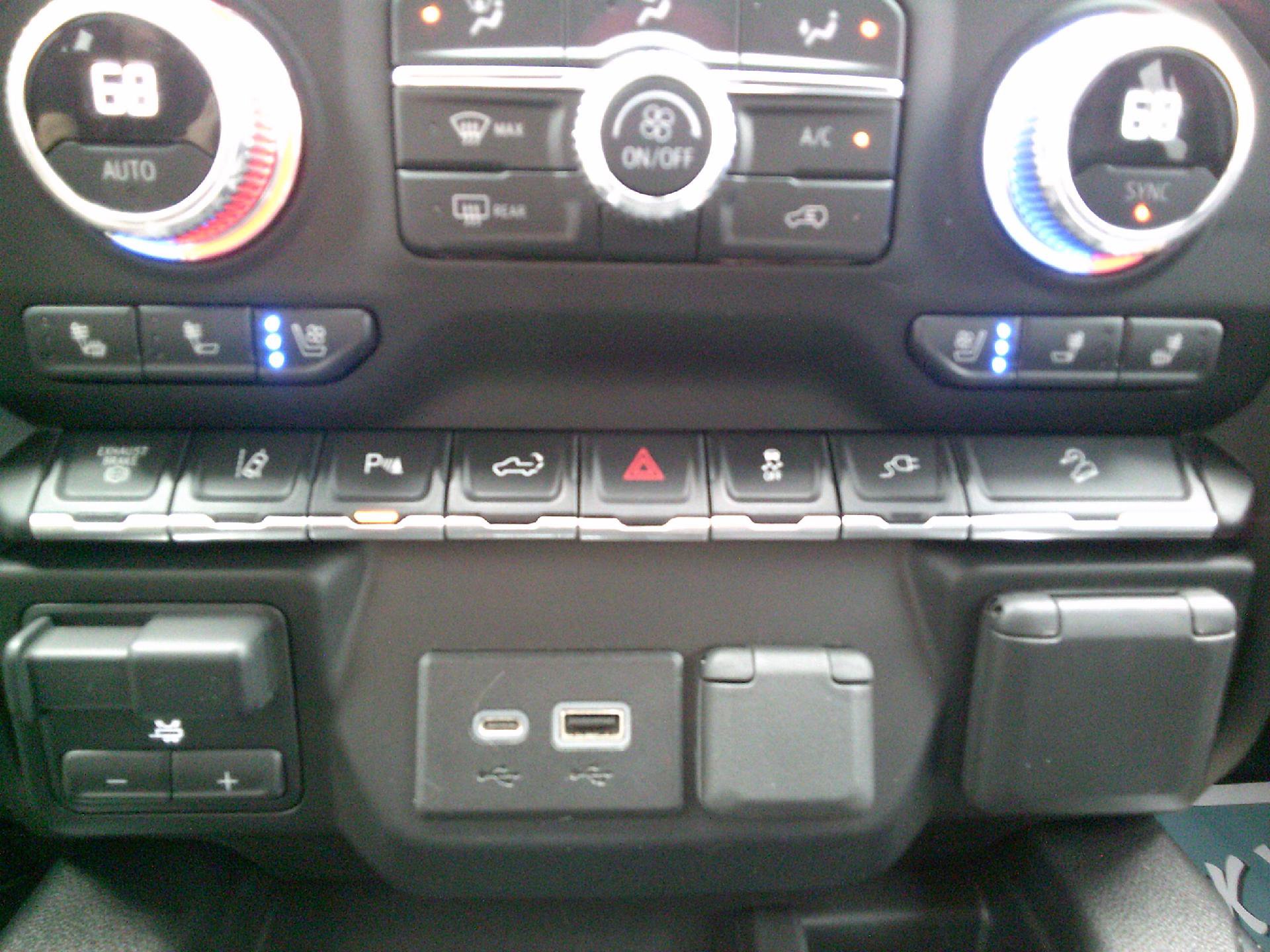 Used 2022 GMC Sierra 3500 Denali w/ Technology Package image 18