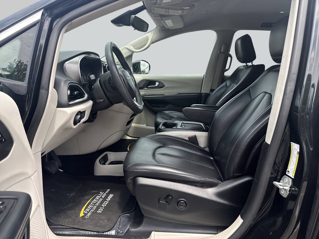 Used 2024 Chrysler Pacifica Touring-L FWD image 28