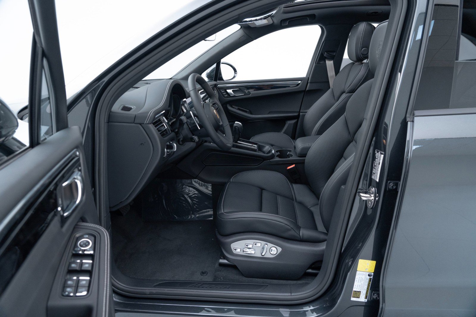 Certified 2025 Porsche Macan AWD/4WD image 16