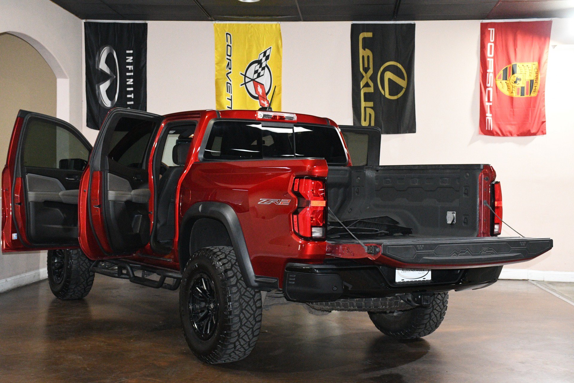 Used 2025 Chevrolet Colorado ZR2 w/ Technology Package AWD/4WD image 92