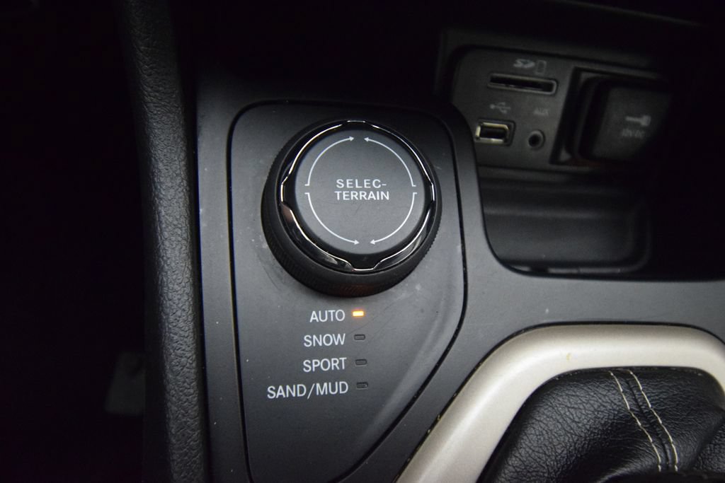 Used 2017 Jeep Cherokee Limited AWD/4WD image 35