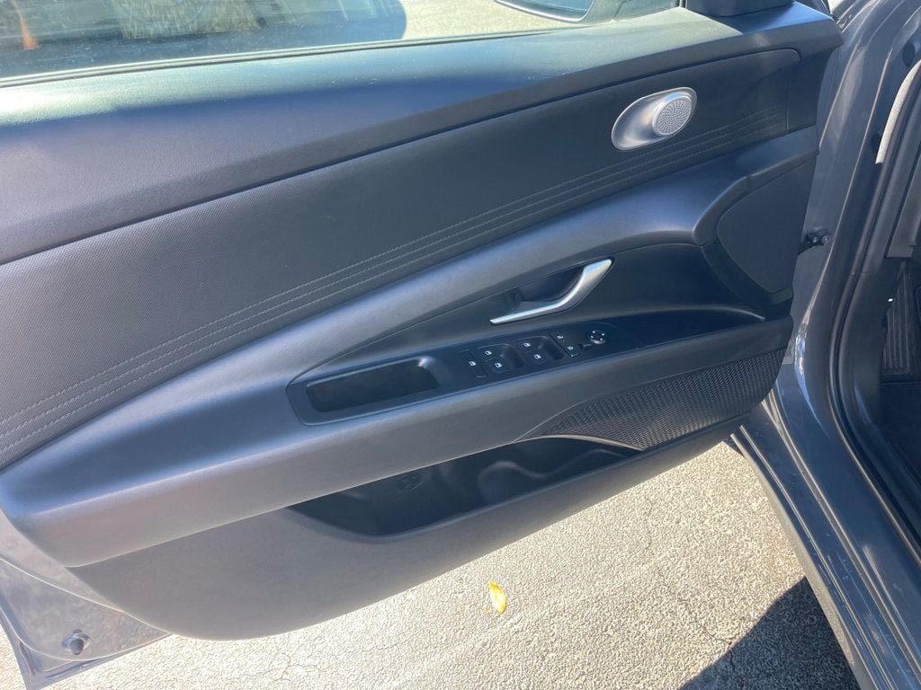 Used 2025 Hyundai Elantra SE FWD image 10
