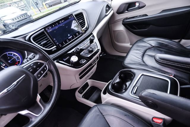Used 2022 Chrysler Pacifica Touring-L w/ Uconnect Theater Family Group FWD image 28