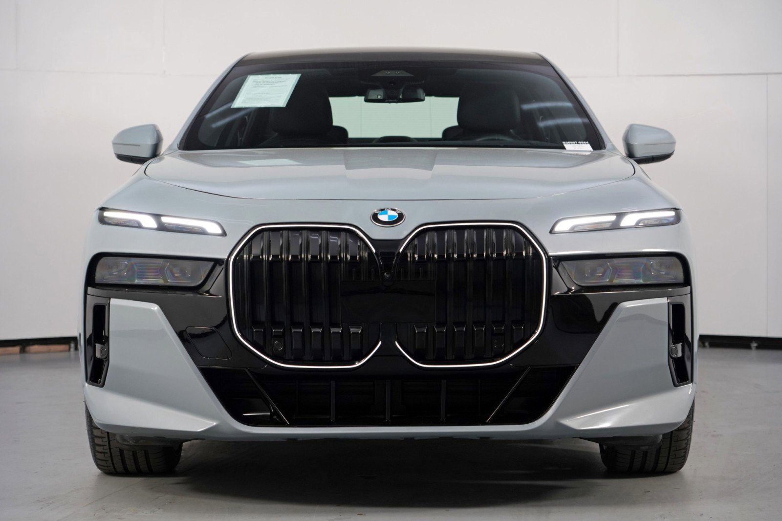 Used 2024 BMW 740i w/ Premium Package 2 RWD image 7