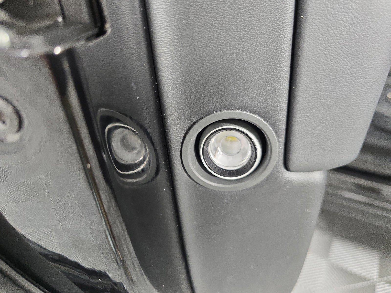 Used 2022 Rivian R1T Adventure image 30