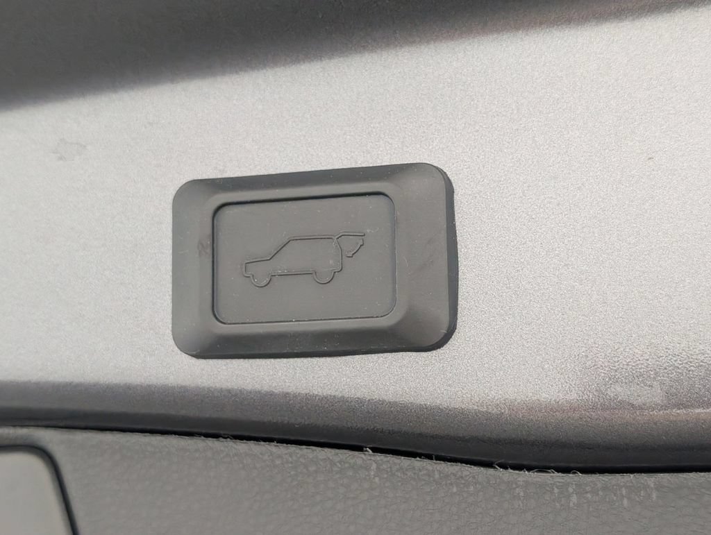 Used 2022 Toyota RAV4 XLE Premium AWD/4WD image 32