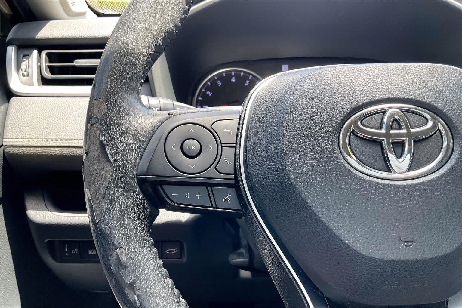 Used 2020 Toyota RAV4 XLE Premium FWD image 19
