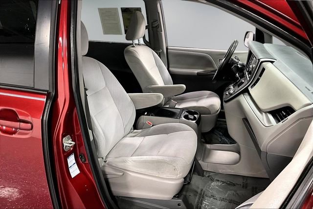 Used 2020 Toyota Sienna LE AWD/4WD image 28