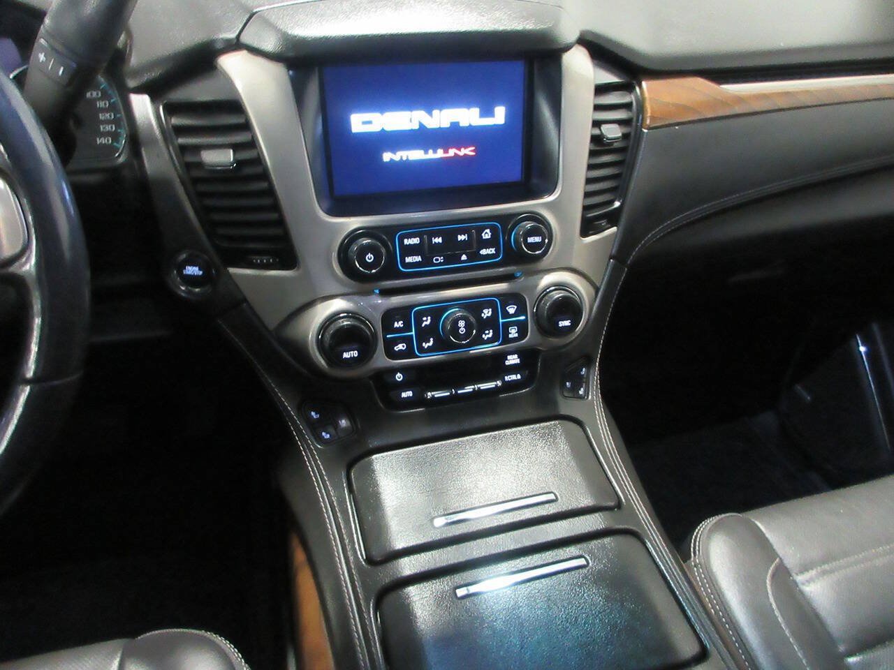 Used 2020 GMC Yukon XL Denali w/ Denali Premium Package AWD/4WD image 20