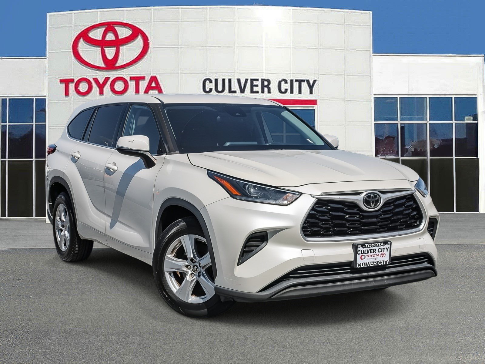Used 2021 Toyota Highlander L FWD image 1