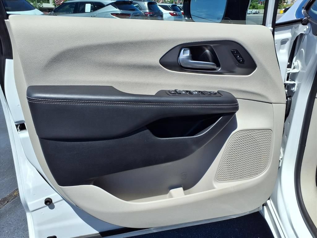 Used 2024 Chrysler Pacifica Touring-L FWD image 4