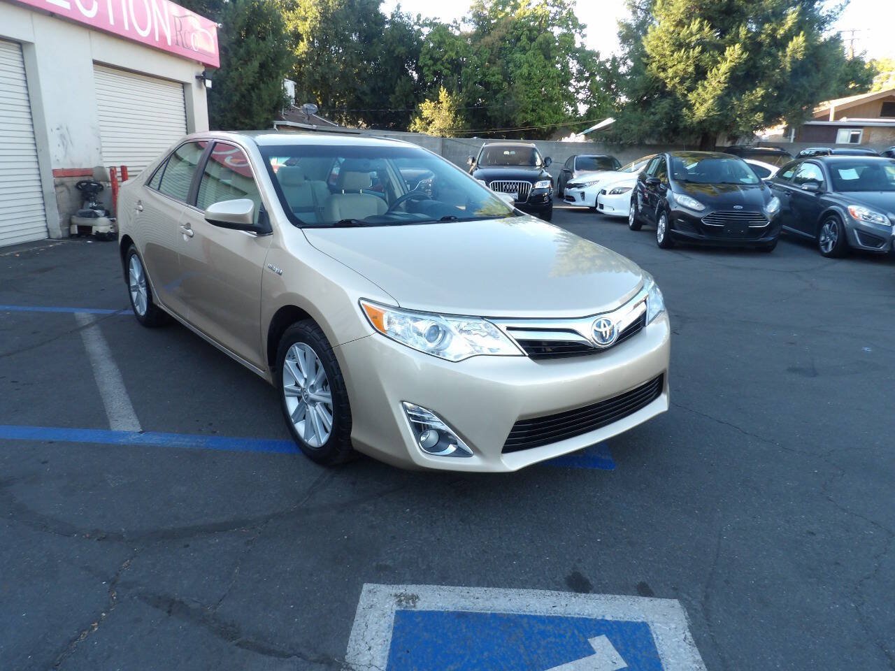 Used 2012 Toyota Camry XLE w/ Convenience Pkg FWD image 2