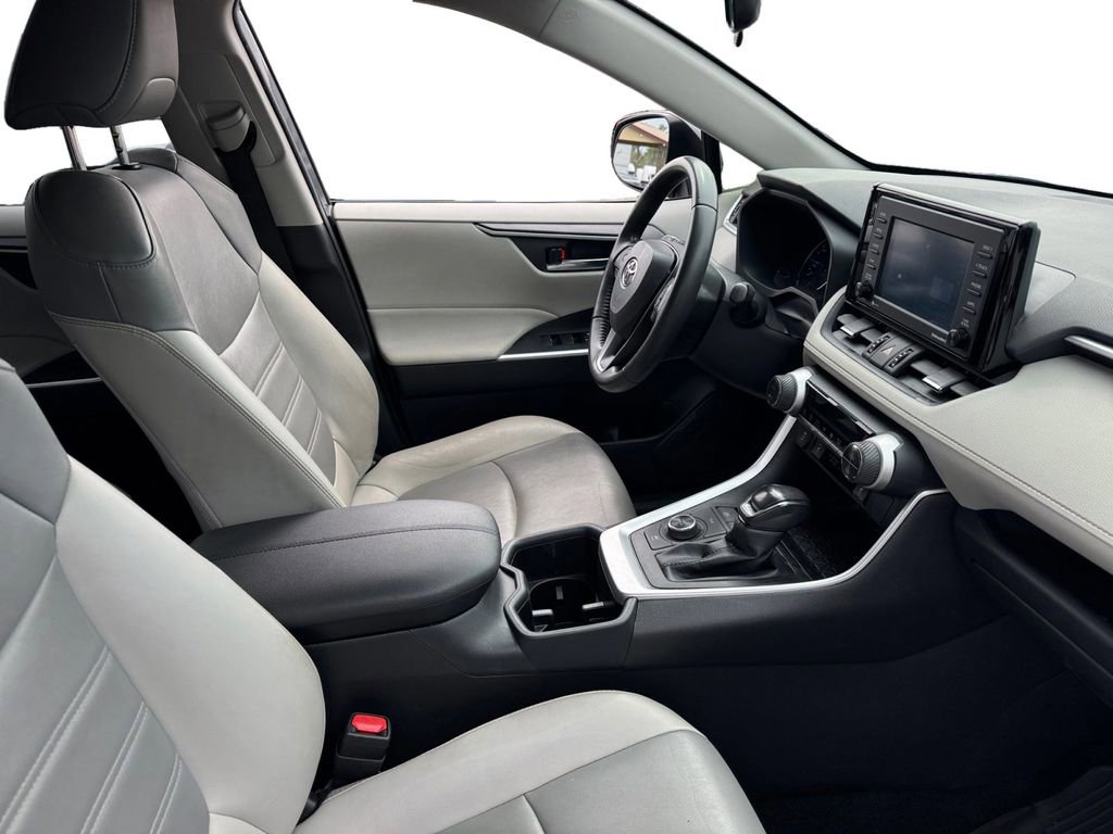 Used 2022 Toyota RAV4 XLE Premium image 18