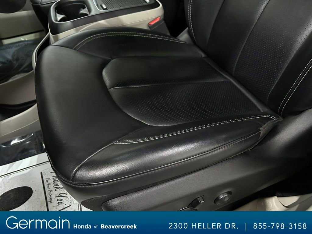 Used 2023 Chrysler Pacifica Touring-L image 21