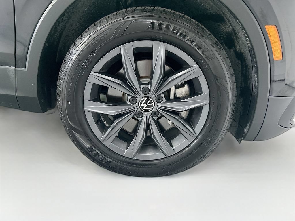 Used 2023 Volkswagen Tiguan SE w/ Panoramic Sunroof Package FWD image 31