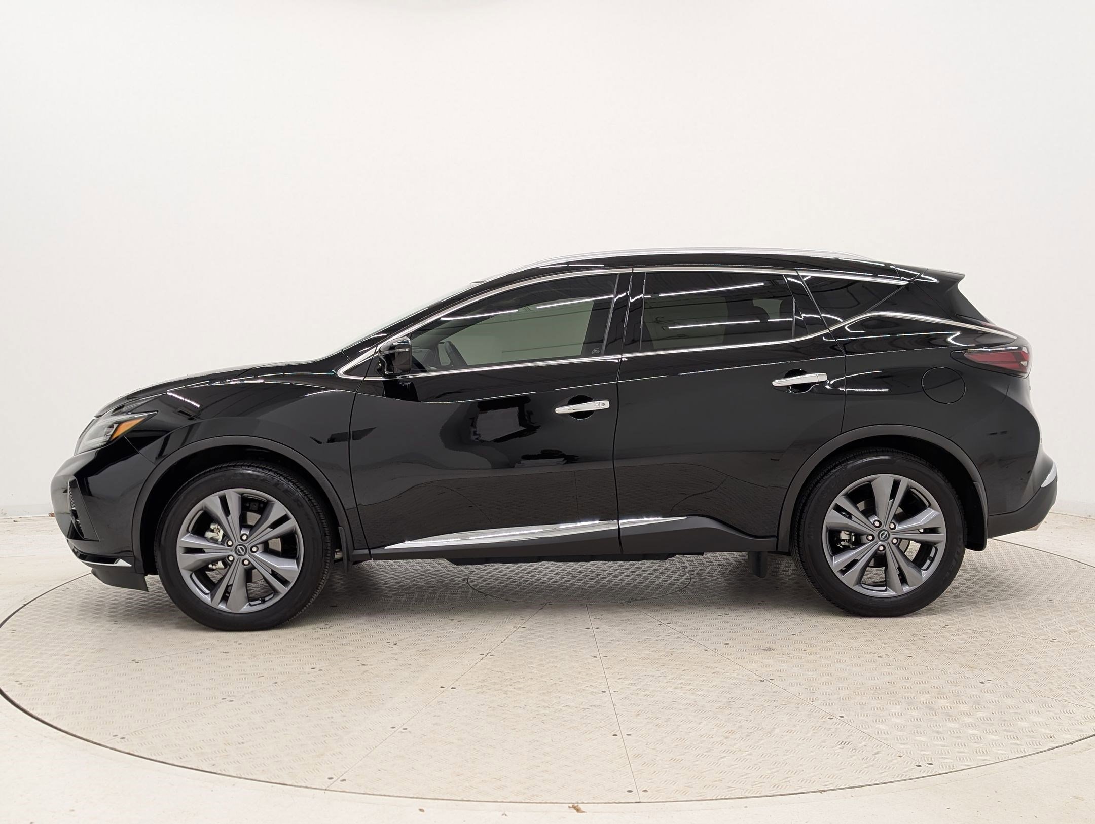 Used 2024 Nissan Murano Platinum w/ Cargo Package image 2