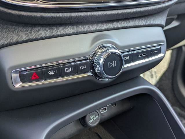 Used 2025 Volvo XC40 B5 Core w/ Protection Package Premier image 19