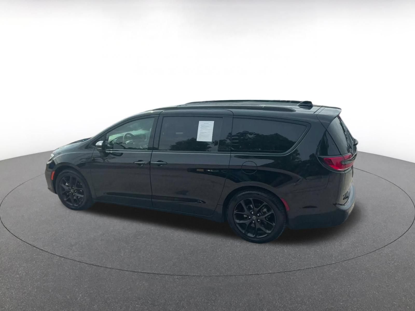 Used 2025 Chrysler Pacifica Limited FWD image 9