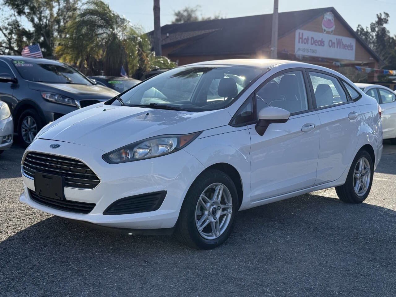 Used 2017 Ford Fiesta SE image 2